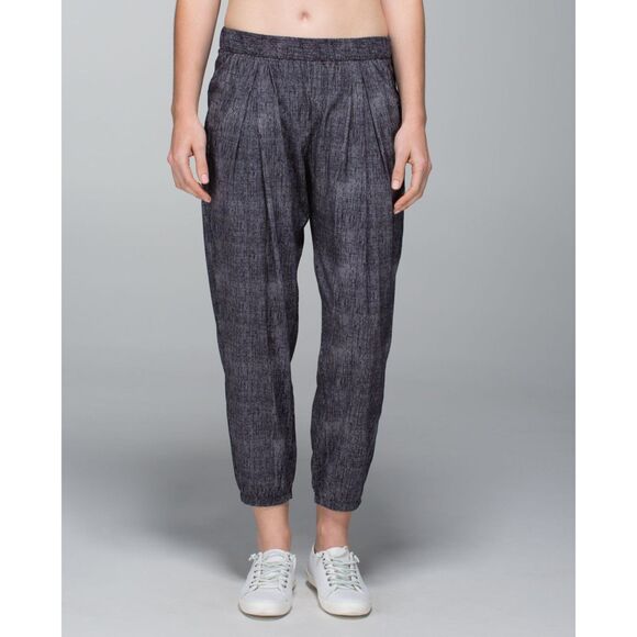 Lululemon Rollin’ With My Omies Pants Black Grey Print Women’s Size 4 - Picture 2 of 5